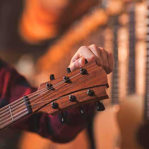 دانلود آهنگ قربون حرف زدنت بشم که باعث شده عاشقت بشم